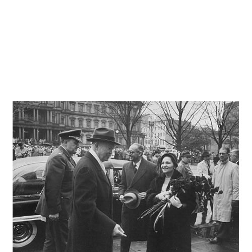 El presidente Dwight D. Eisenhower recibe al presidente de Argentina, Arturo Frondizi y su esposa.